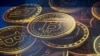 Iklan Bitcoin, salah satu mata uang kripto, dipamerkan di sebuah gedung di Hong Kong, 18 November 2021. (Foto: AP)