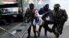 La police arrête l'activiste kenyan Boniface Mwangi lors d'une manifestation antigouvernementale à Nairobi, le 25 juillet 2024.