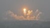 Roket Long March-5, yang membawa wahana penjelajah bulan Chang'e-6, lepas landas saat hujan turun di Pusat Peluncuran Luar Angkasa Wenchang di China selatan, 3 Mei 2024. (Foto: AFP)
