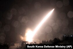 韩国国防部公布的照片显示，美国与韩国军队在韩国某个未披露的地点举行联合演习期间发射陆军战术导弹系统(ATACMS)。(2022年10月5日)