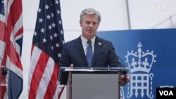 美国联邦调查局局长克里斯托弗·雷2022年7月6日在英国伦敦的军情五处发表讲话，呼吁警惕中国间谍行动。