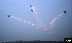 资料照：俄罗斯空军SU-27战机在中国珠海航空展进行试验飞行。（2014年11月10日）