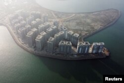 资料照：恒大集团在中国海南省人工岛屿海花岛上建造的39座高层住宅楼。（2022年1月7日）