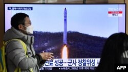 2022年12月31日，在首尔的一个火车站内，电视正在播放朝鲜导弹试验的画面。