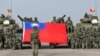台湾士兵在高雄举行抗击中国军队入侵的军演前拍集体合照。（2023年1月11日）