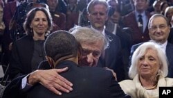 2012年4月23日华盛顿：美国总统奥巴马在大屠杀博物馆和诺贝尔和平奖得主埃利·维瑟尔拥抱