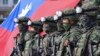 台湾士兵在南部高雄市一个军事演习前进行准备。(2023年1月11日）