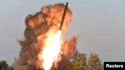 资料照片：朝鲜试射超大型多火箭发射器（2019年9月10号）