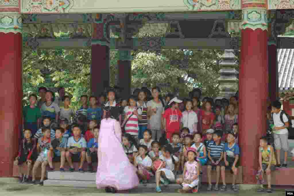 A group of North Korean school children touring the temple, Hyangsan, North Korea, July 24, 2013. (Steve Herman/VOA)