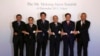 Thủ tướng Nhật Bản Shinzo Abe và các nhà lãnh đạo các nước thuộc Hiệp hội các quốc gia Đông Nam Á chụp hình lưu niệm tại hội nghị thượng đỉnh khu vực ở Tokyo, ngày 14/12/2013.