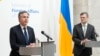 Menteri Luar Negeri Ukraina Dmytro Kuleba, kanan, dan Menteri Luar Negeri AS Antony Blinken mengadakan konferensi pers bersama di Kyiv, Ukraina, Rabu, 15 Mei 2024. (Foto: AP)