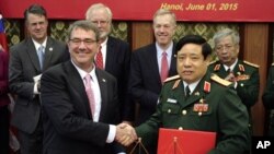 2015年6月1日美国国防部长卡特（前左）与越南国防部部长冯光青签署了一项美越双边合作意向协议后握手。