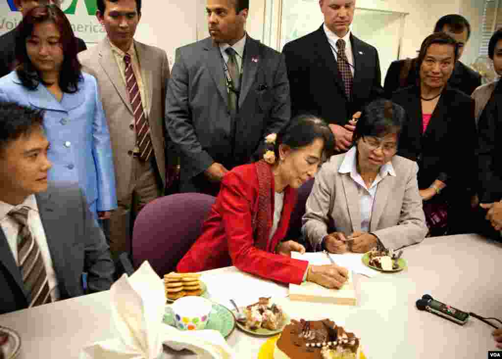 Các nhà báo ban Miến ngữ của VOA chào đón bà Suu Kyi khi bà đến thăm văn phòng của họ. (Alison Klein / VOA)