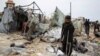 Sejumlah warga Palestina memeriksa tenda kamp pengungsi di Rafah, yang hancur akibat serangan Israel, pada 28 Mei 2024. (Foto: Reuters/Hatem Khaled)