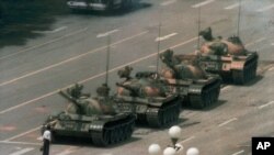 资料照：1989年6月5日一名男子在北京长安街上阻挡一排坦克。