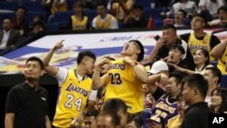 睽违中国市场多年后，美国职业篮球联赛NBA已与中国当局达成协议，将于明年10月展开的下个赛季重返中国。图为2019年NBA湖人队与篮网队在中国举行的季前赛。(美联社：2019年10月10日)