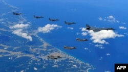 美国和韩国战斗机在韩国上空联合军演 (2017年9月18日资料照)